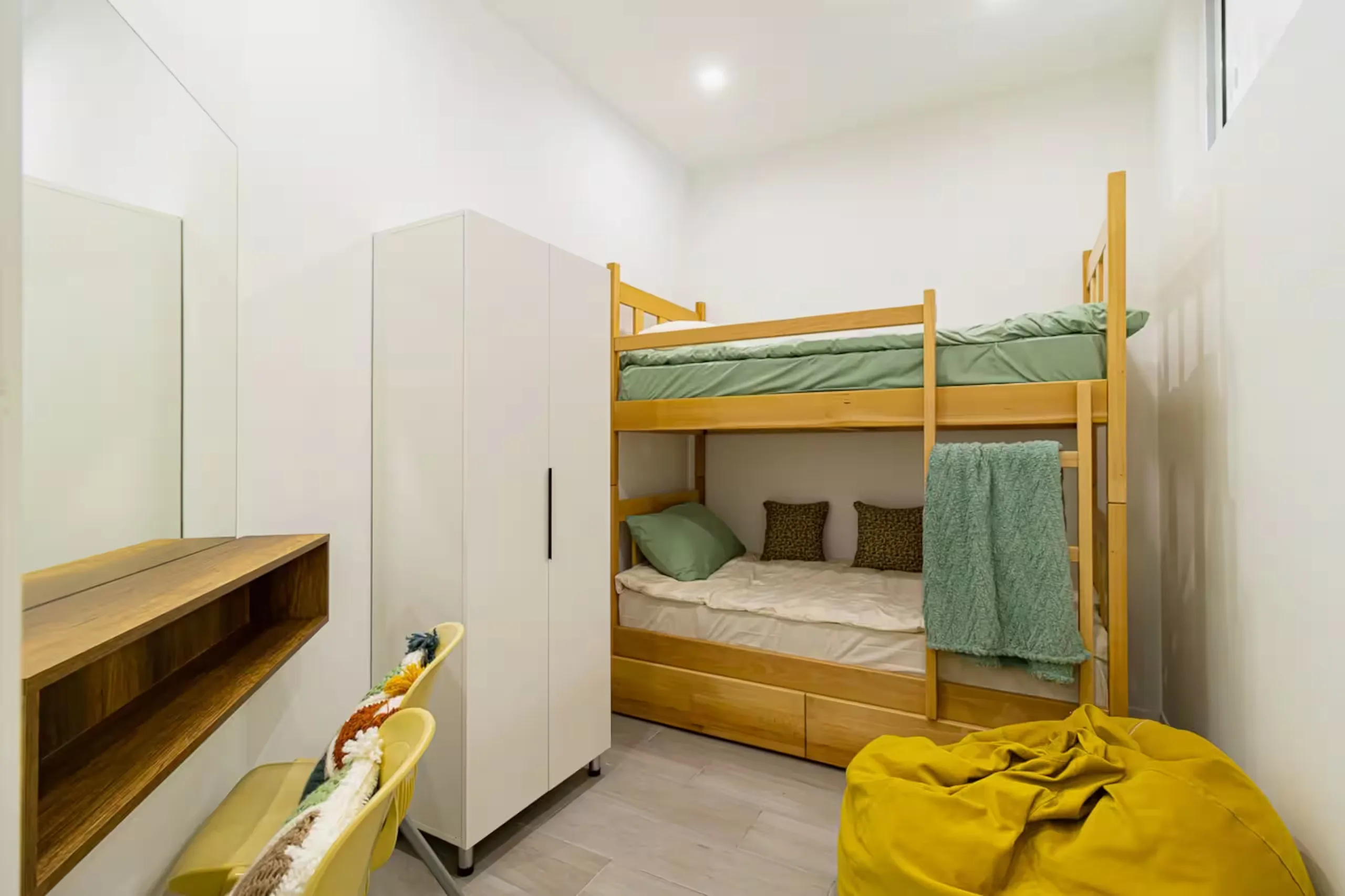 Bright 2BR Retreat Near Cascade
