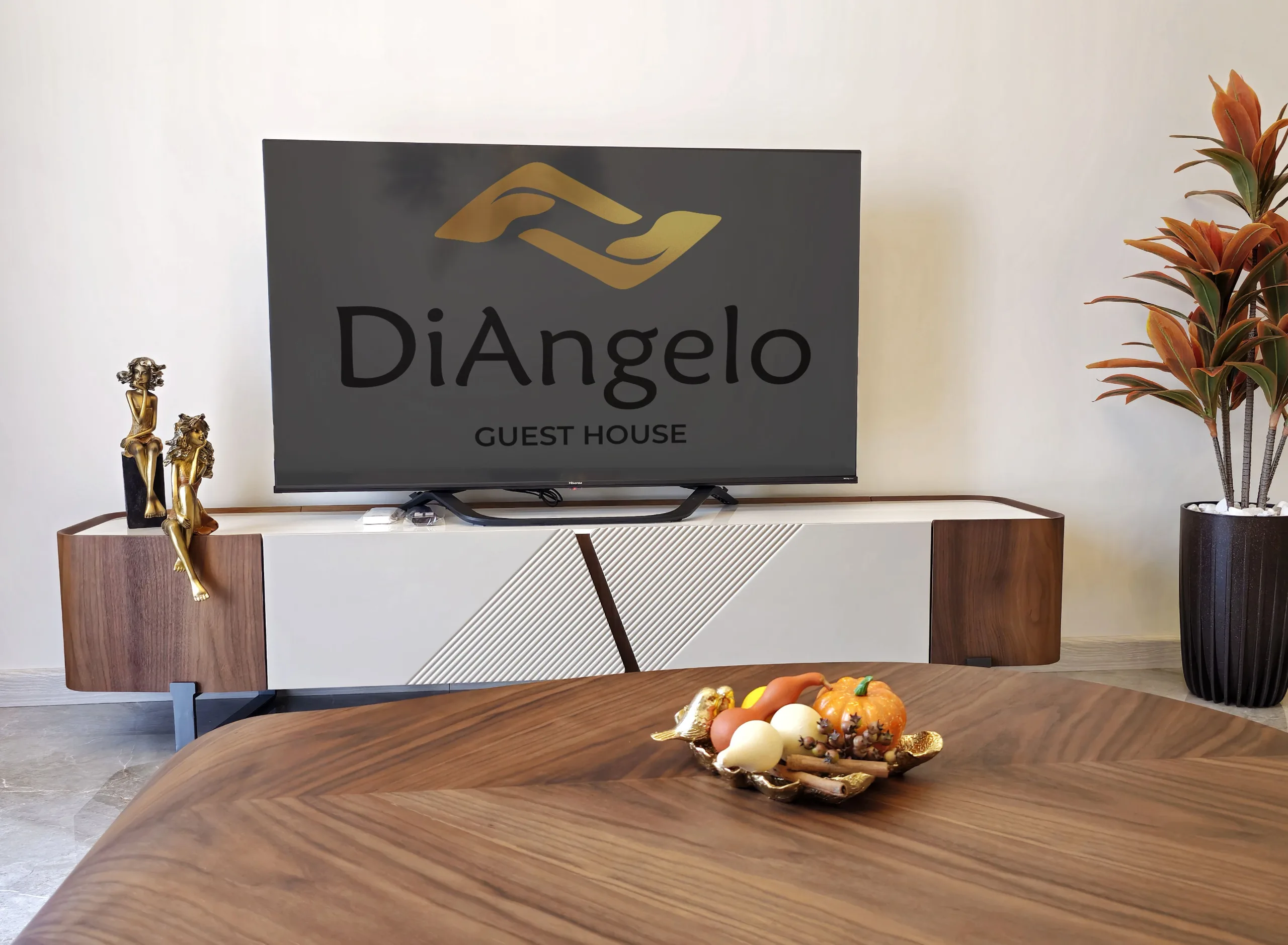 Newly Renovated Room 16|DiAngelo Guesthouse